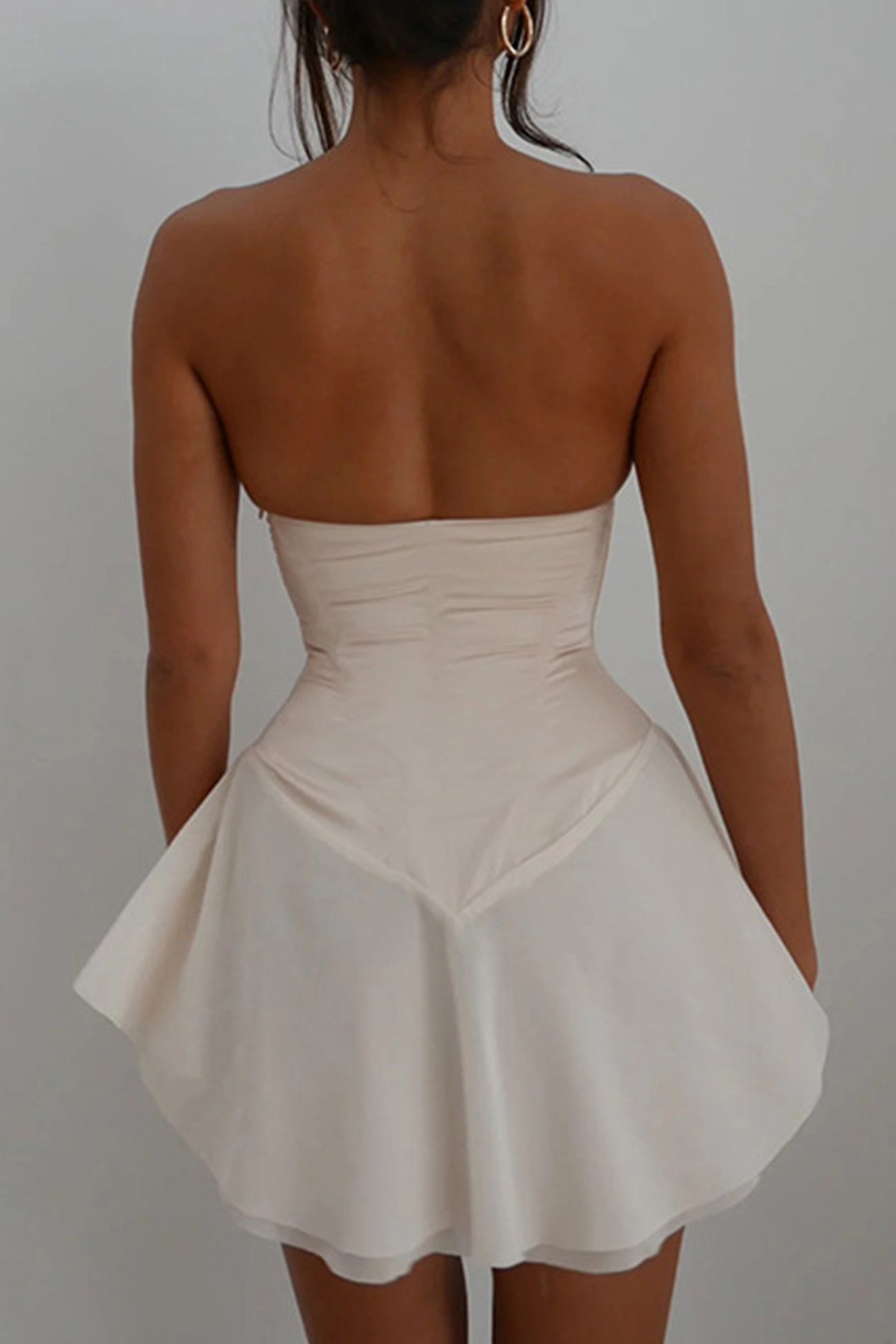 Trägerloses Korsettkleid mit Rüschen und Bindeband