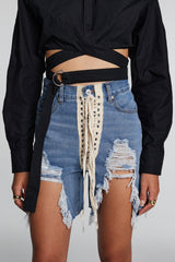 Tallulah – Zerrissene, kurze Jeans mit Schnürung und Fransen