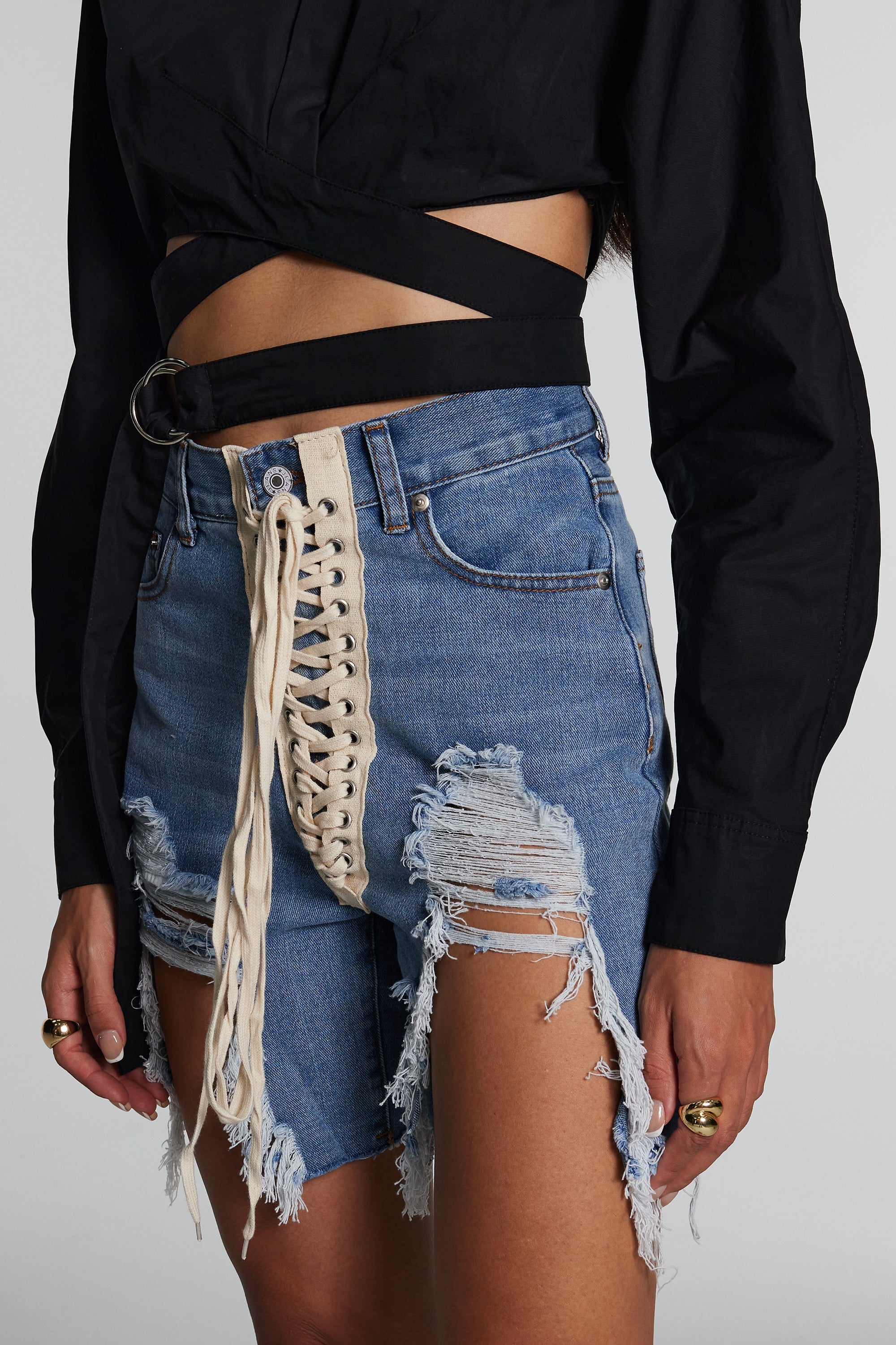 Tallulah – Zerrissene, kurze Jeans mit Schnürung und Fransen