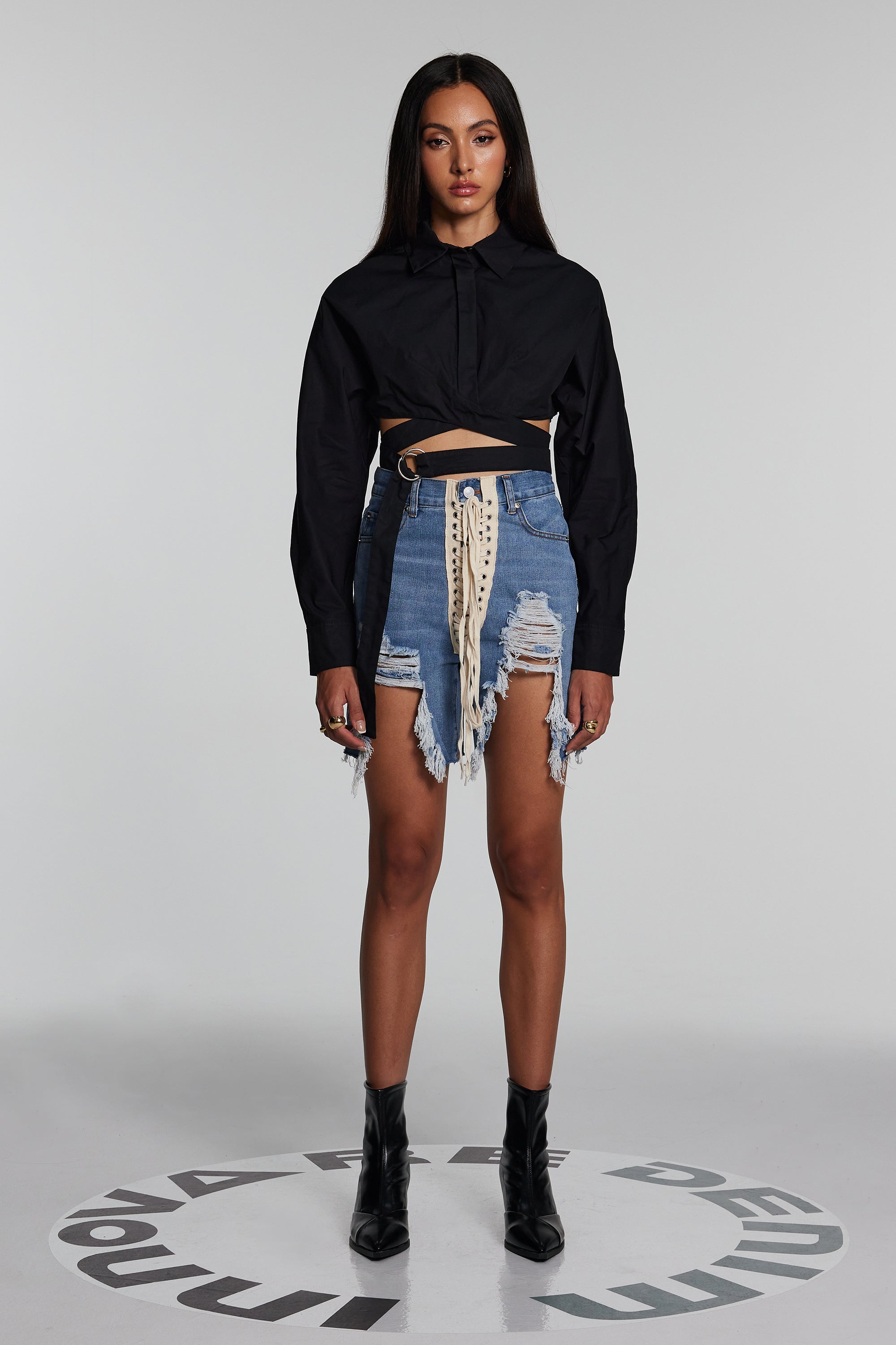 Tallulah – Zerrissene, kurze Jeans mit Schnürung und Fransen