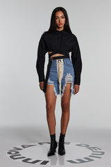 Tallulah – Zerrissene, kurze Jeans mit Schnürung und Fransen