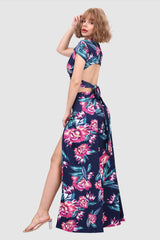 Kurzes Oberteil mit V-Ausschnitt und Schlitz vorne am Rock