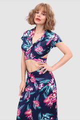 Kurzes Oberteil mit V-Ausschnitt und Schlitz vorne am Rock