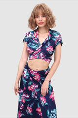 Kurzes Oberteil mit V-Ausschnitt und Schlitz vorne am Rock