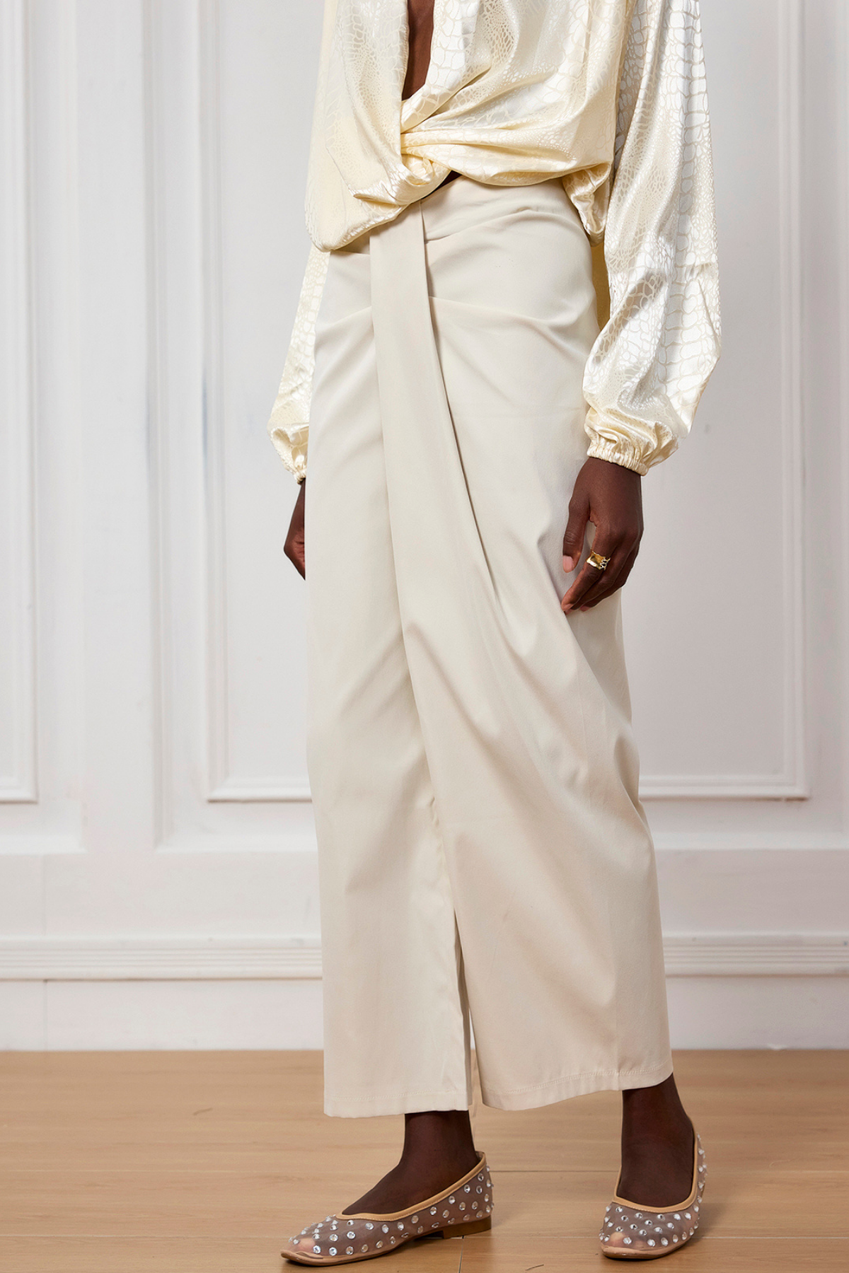 Violette – Asymmetrische, gedrehte Low-Rise-Hose