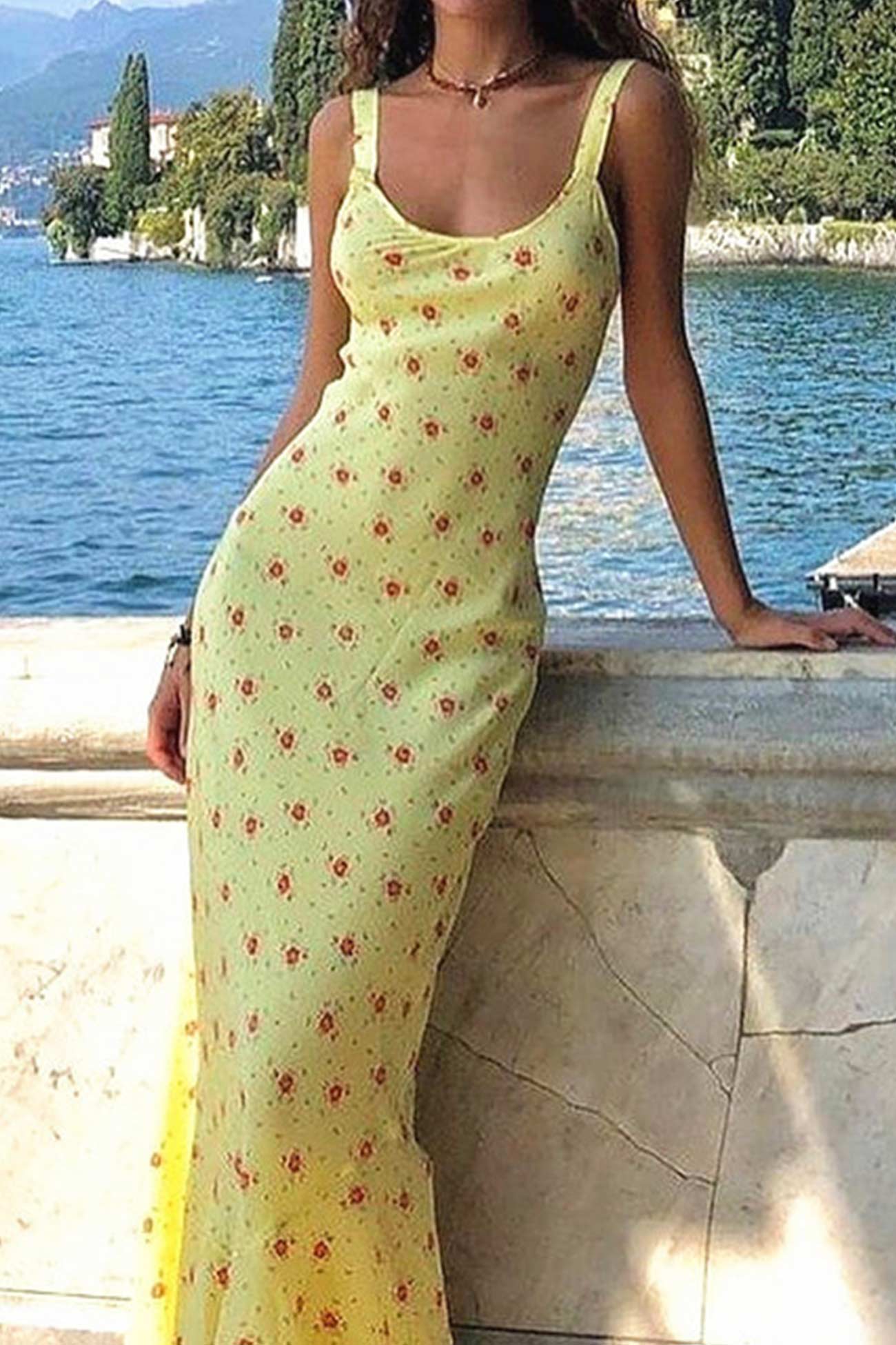 Gelbes Trägerkleid mit U-Ausschnitt und Blumenmuster