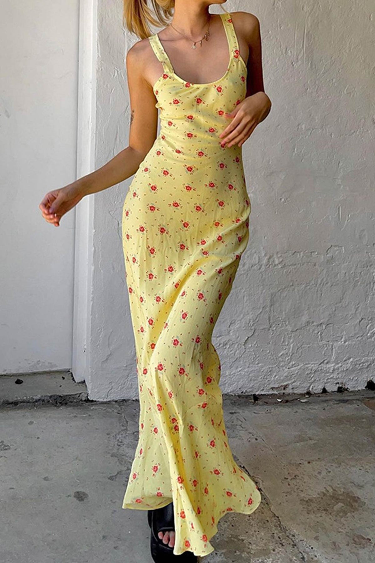Gelbes Trägerkleid mit U-Ausschnitt und Blumenmuster