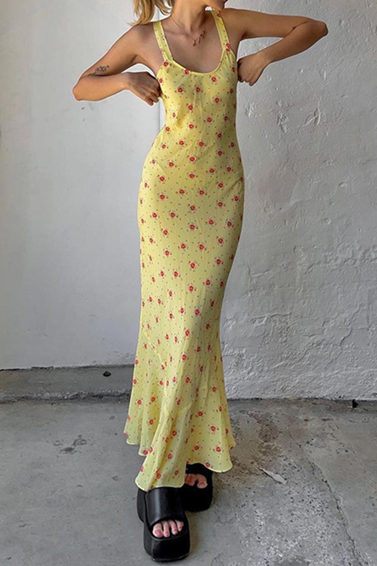 Gelbes Trägerkleid mit U-Ausschnitt und Blumenmuster