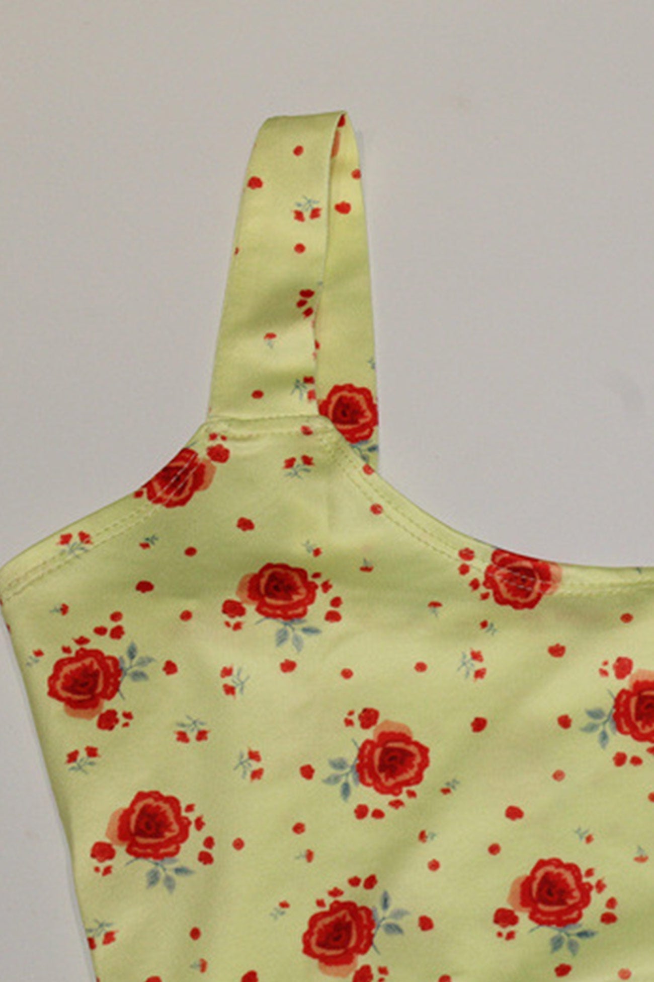 Gelbes Trägerkleid mit U-Ausschnitt und Blumenmuster