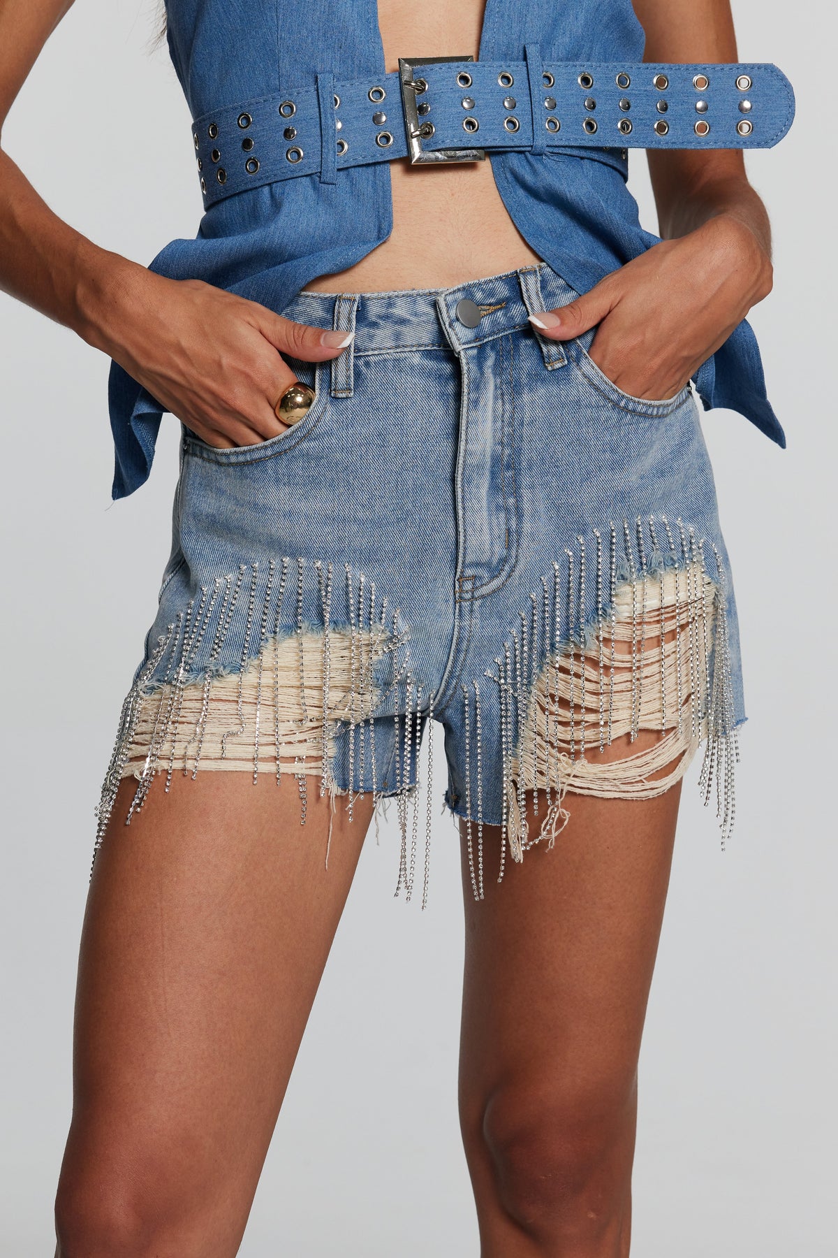 Zendaya – Kurze Jeans mit zerrissenen Strass-Fransen
