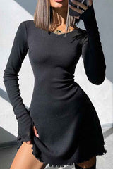 Minikleid mit Rundhalsausschnitt und Rückenträgern und langen Ärmeln