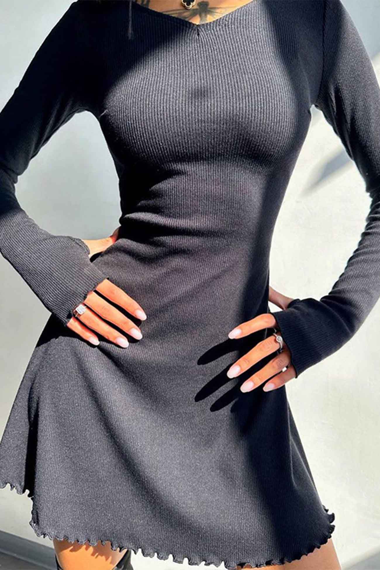 Minikleid mit Rundhalsausschnitt und Rückenträgern und langen Ärmeln