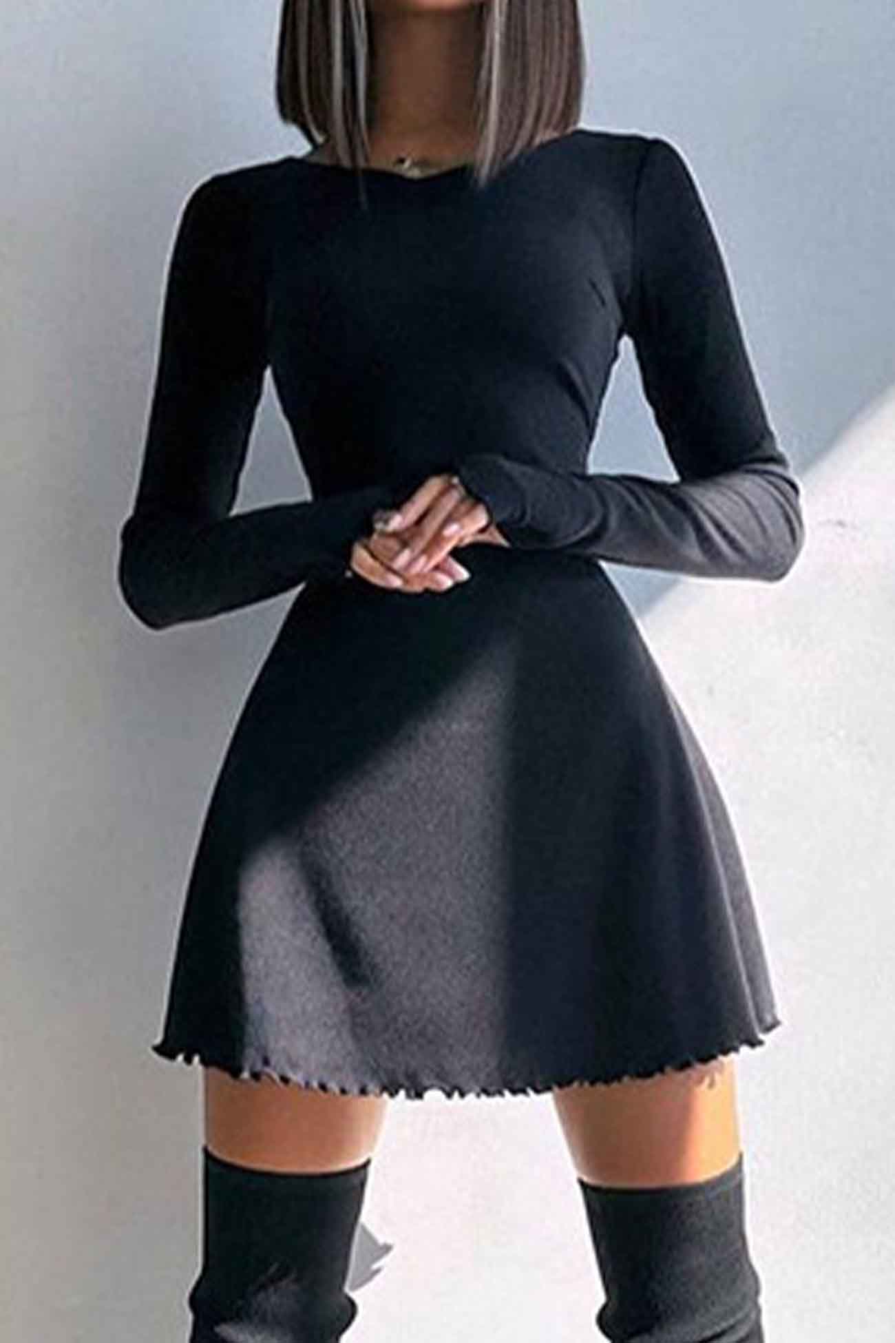 Minikleid mit Rundhalsausschnitt und Rückenträgern und langen Ärmeln