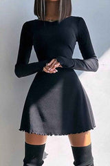 Minikleid mit Rundhalsausschnitt und Rückenträgern und langen Ärmeln