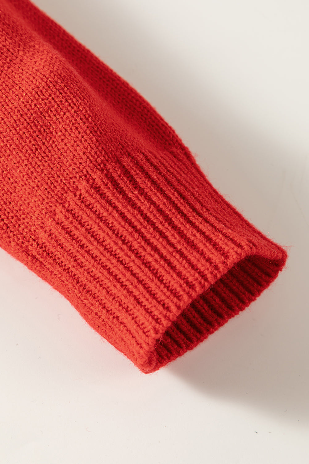 Feurig roter Pullover mit Pailletten und Weihnachtsbaum-Skizze, überschnittenen Schultern