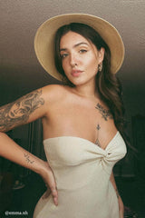 Trägerloses Strickkleid mit verdrehter Vorderseite