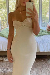 Trägerloses Strickkleid mit verdrehter Vorderseite