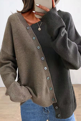 Lässiger Patchwork-Pullover mit kontrastierendem schrägen Kragen und Schnalle